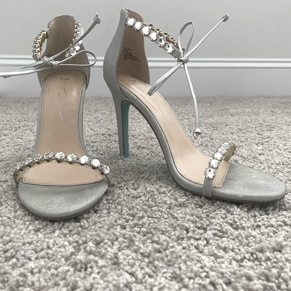 Blue by Betsey Johnson Women's Gilly Pump, Silver - US 8.5